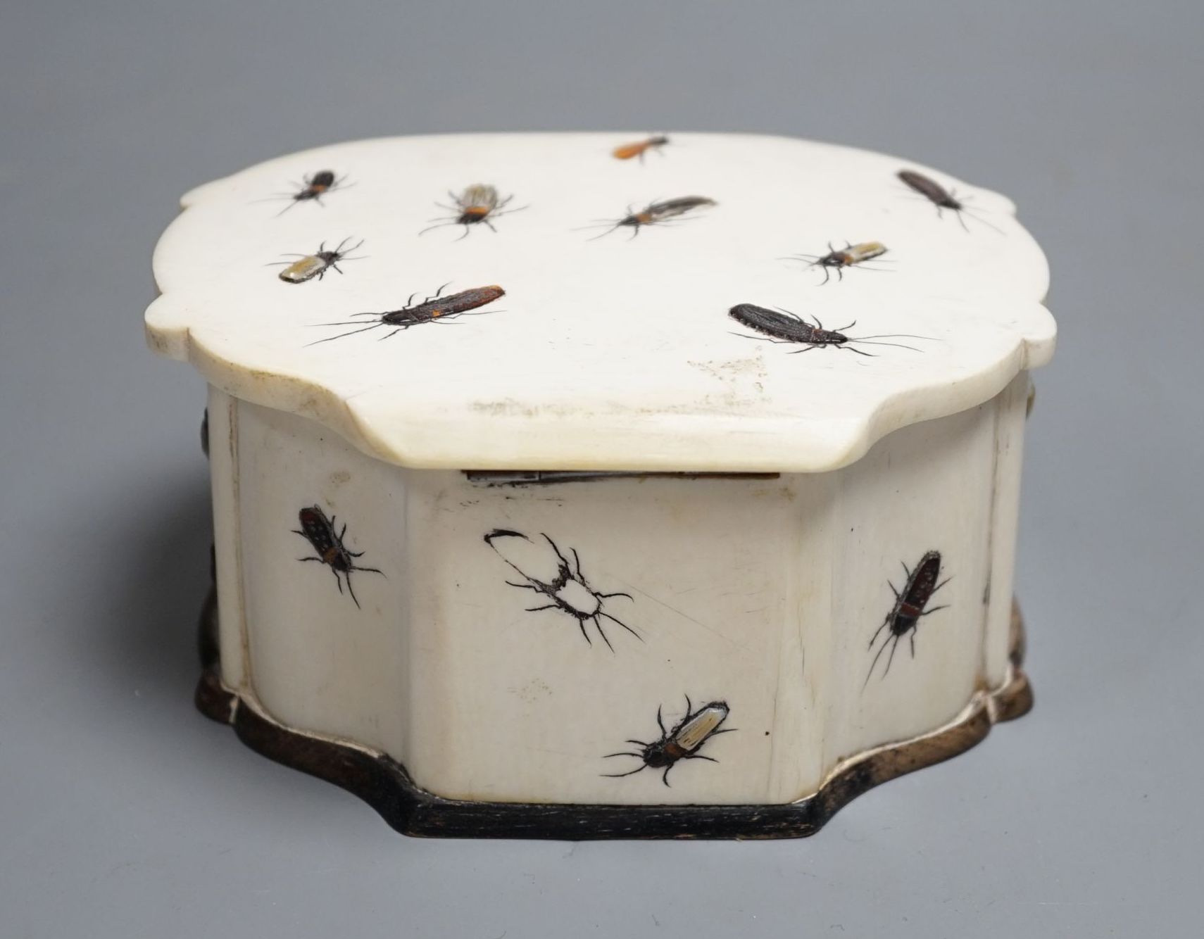 An early 20th century ivory and rosewood shibayama lidded box, 12.5cm